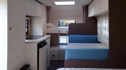 Blick im Wohnwagen von vorne nach hinten
